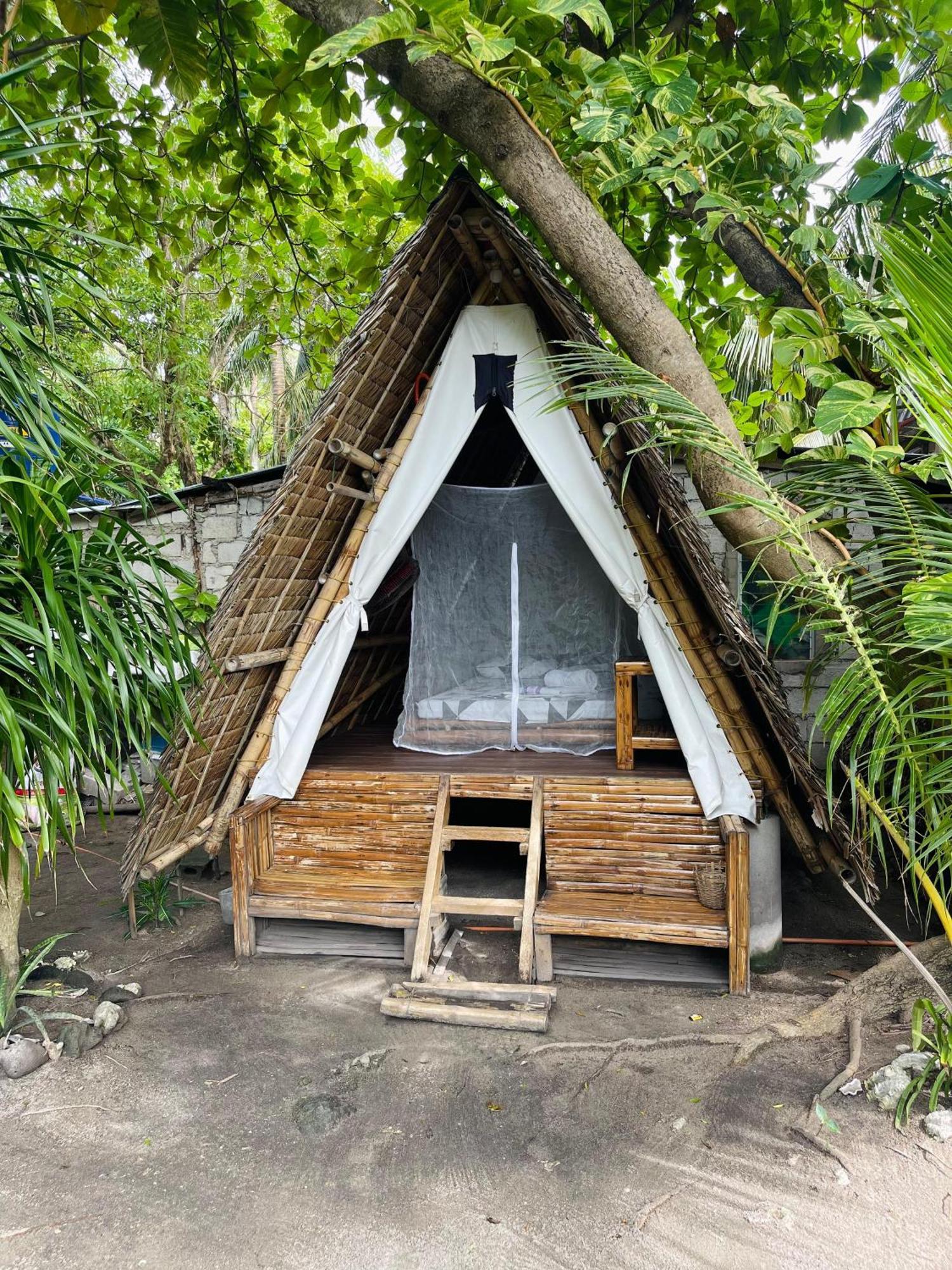 Georgia'S Neverland Hostel Logon Exterior photo